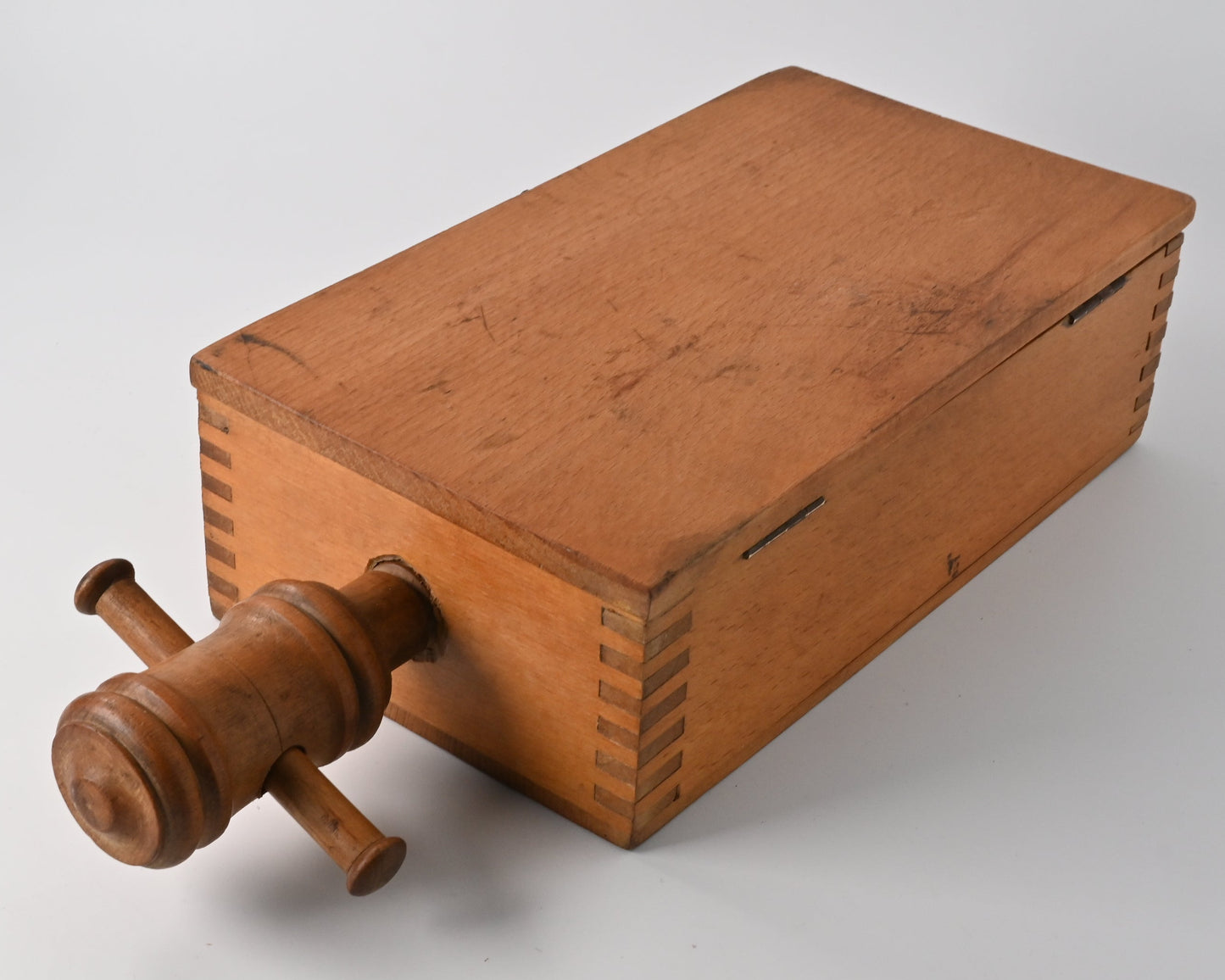 Spielkartenpresse Holz Buche mit Deckel und Metallverschluss – gedrechselte Spindel, original Zubehör – 1930er Jahre
