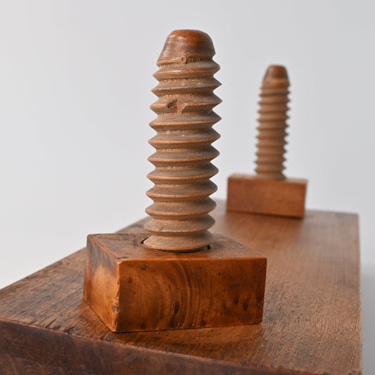 Spielkartenpresse aus massivem Hartholz – handgeschnittene Schraubspindeln, historische Langbauform – 1890er Jahre
