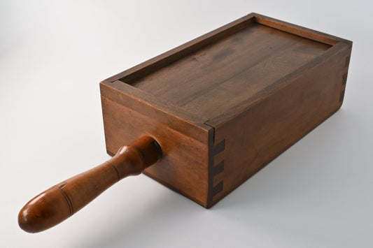 Spielkartenpresse aus Holz – gedrechselte Spindel, seltener Schiebedeckel, 6 Pressbrettchen, Einzelstück – 1890er Jahre