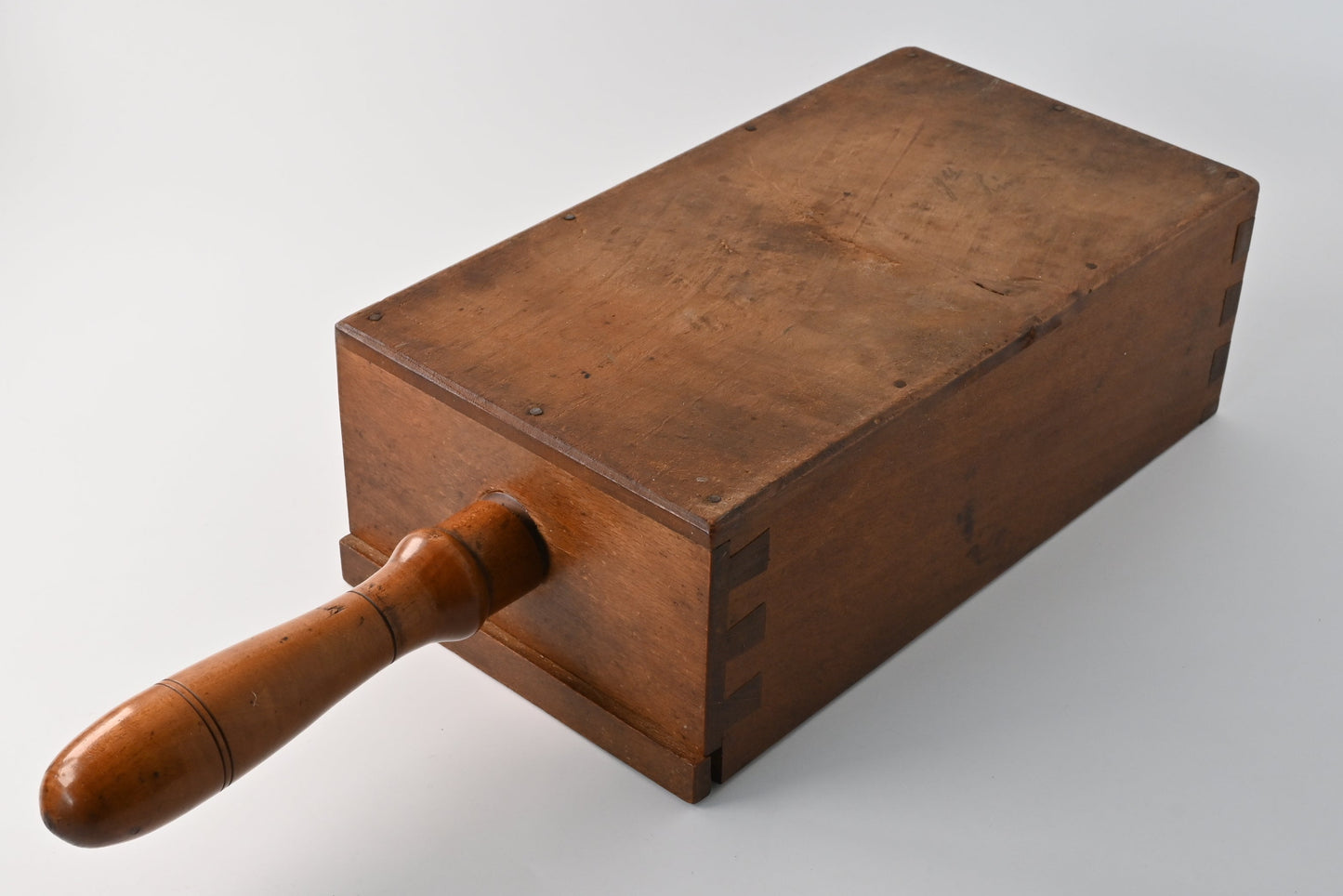 Spielkartenpresse aus Holz – gedrechselte Spindel, seltener Schiebedeckel, 6 Pressbrettchen, Einzelstück – 1890er Jahre