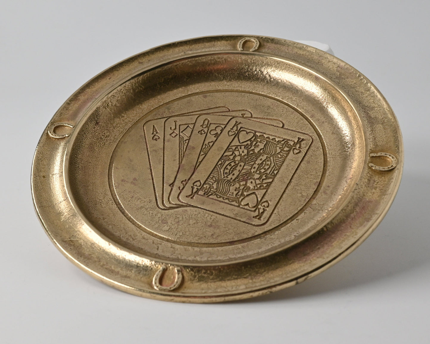 Messing-Spielgeldteller – Kartenspiel-Deko mit Hufeisen und Spielkarten, Poker-Chip-Teller – 1940er Jahre
