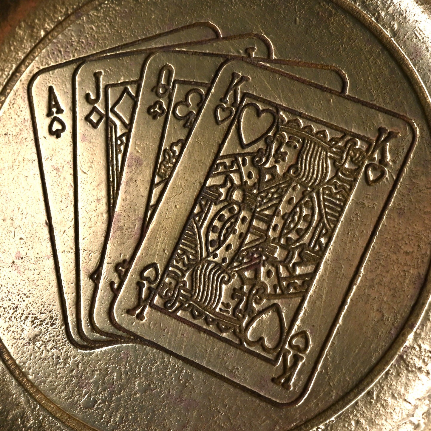 Messing-Spielgeldteller – Kartenspiel-Deko mit Hufeisen und Spielkarten, Poker-Chip-Teller – 1940er Jahre