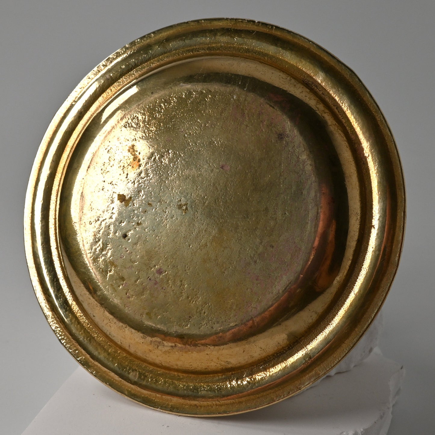 Messing-Spielgeldteller – Kartenspiel-Deko mit Hufeisen und Spielkarten, Poker-Chip-Teller – 1940er Jahre