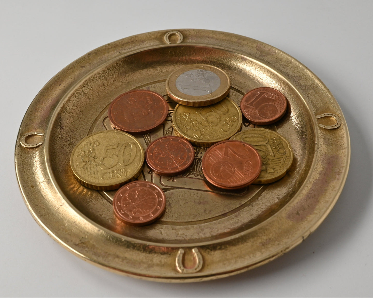 Messing-Spielgeldteller – Kartenspiel-Deko mit Hufeisen und Spielkarten, Poker-Chip-Teller – 1940er Jahre