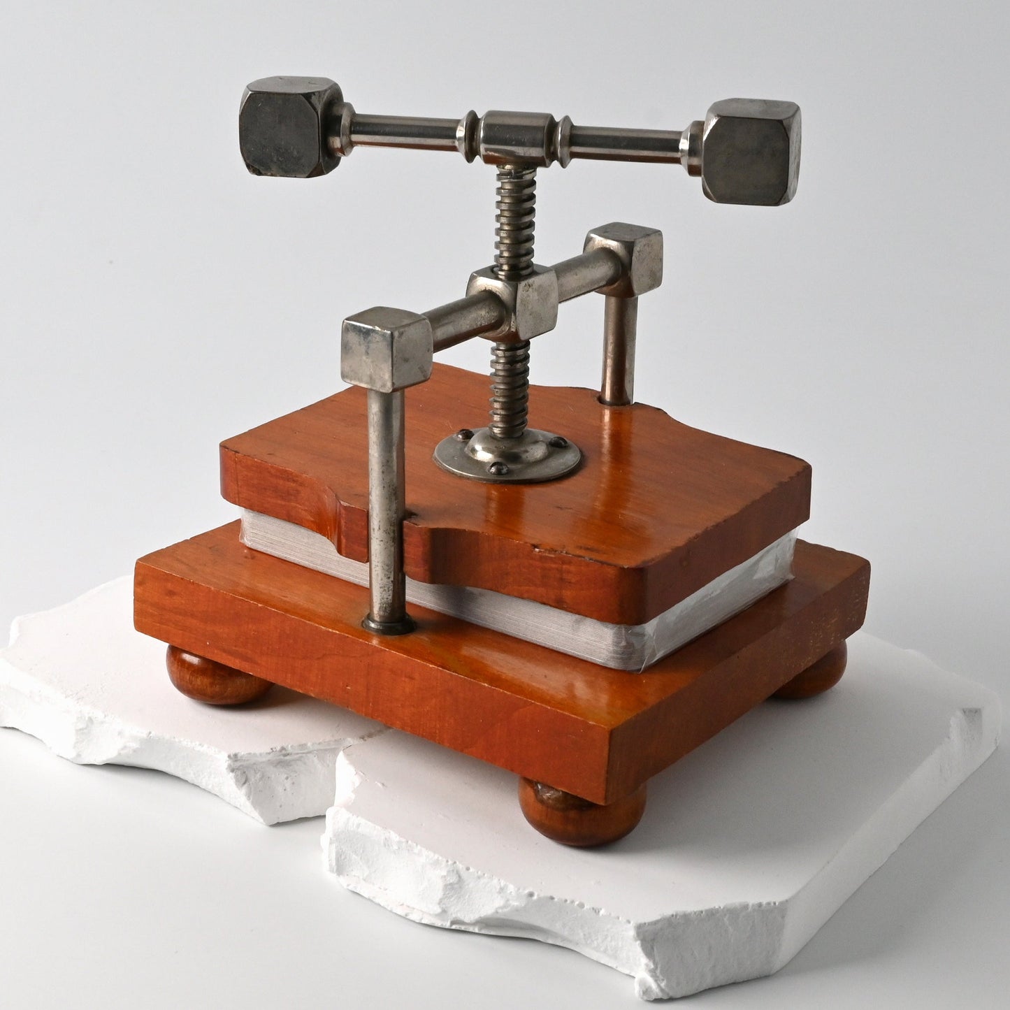 Spielkartenpresse aus Holz & Metall, antikes Kartenzubehör mit Schraubmechanismus, funktionstüchtig, Einzelstück – 1930er Jahre