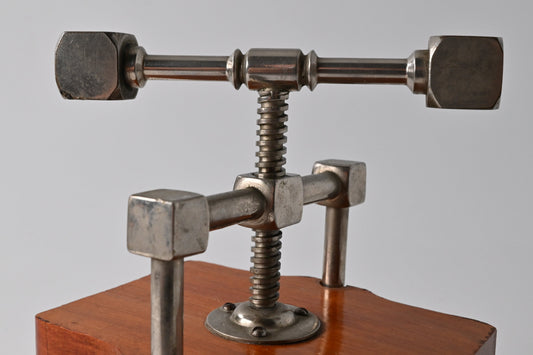Spielkartenpresse aus Holz & Metall, antikes Kartenzubehör mit Schraubmechanismus, funktionstüchtig, Einzelstück – 1930er Jahre