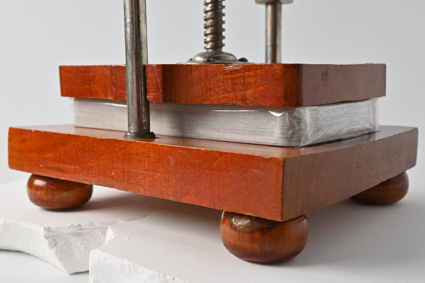 Spielkartenpresse aus Holz & Metall, antikes Kartenzubehör mit Schraubmechanismus, funktionstüchtig, Einzelstück – 1930er Jahre