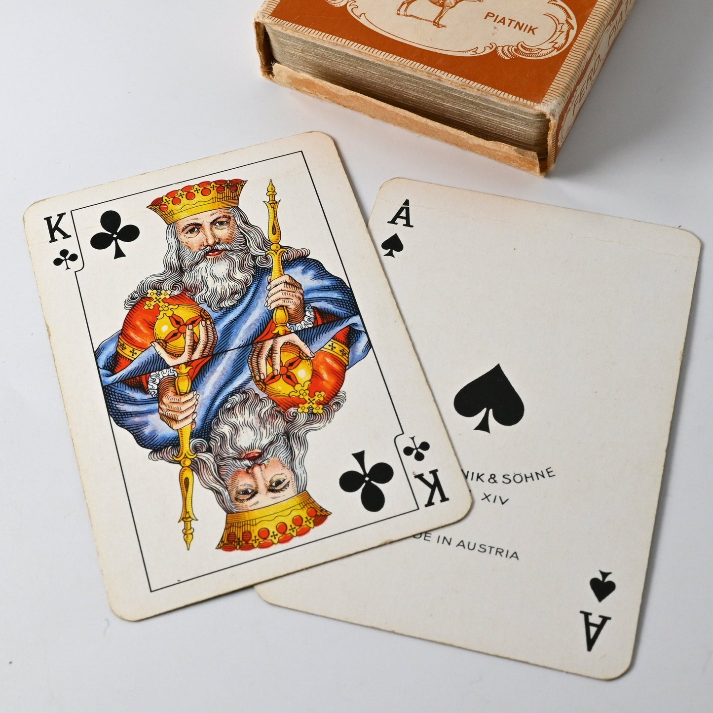 Playing Card Set – Ferd. Piatnik “Sehr feine Karten” No. 232, Rummy, Bridge, Poker, Whist, Carved Wooden Box, Vintage Austrian Playing Cards – 1950s