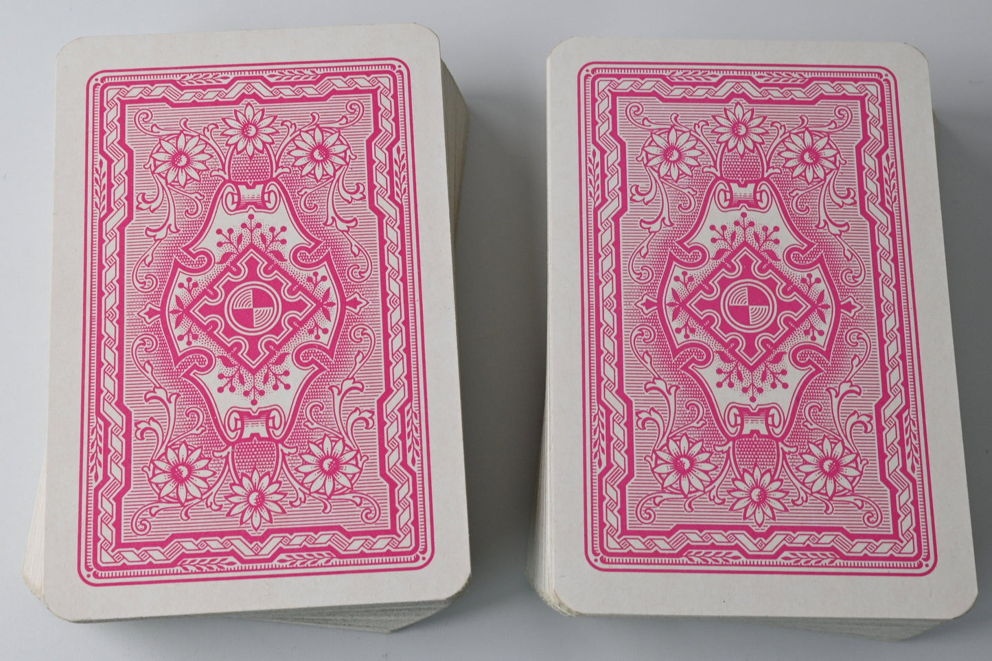 Vintage Kartenspiel Set in Holzbox – Altenburger Spielkarten, 2 Decks für Rommé, Bridge, Poker, Canasta, Einzelstück, 1970er Jahre