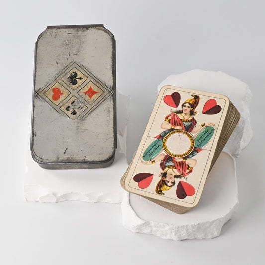 Skatspiel – Preußisches Doppelbild, Vereinigte Stralsunder Spielkarten-Fabriken, mit Metall-Spielkartenpresse, Einzelstück – 1920er Jahre