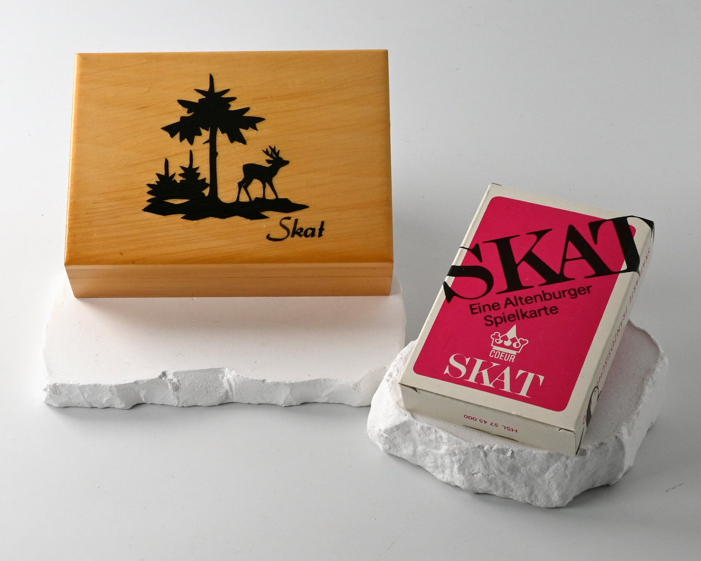 Skat-Set DDR, Altenburger Spielkarten, französisches Blatt, Holzkassette mit Rehbock, Scherenschnitt, Einzelstück, 1970er Jahre