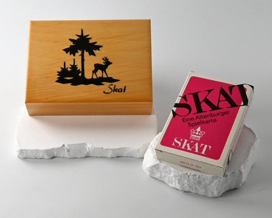 Skat-Set DDR, Altenburger Spielkarten, französisches Blatt, Holzkassette mit Rehbock, Scherenschnitt, Einzelstück, 1970er Jahre