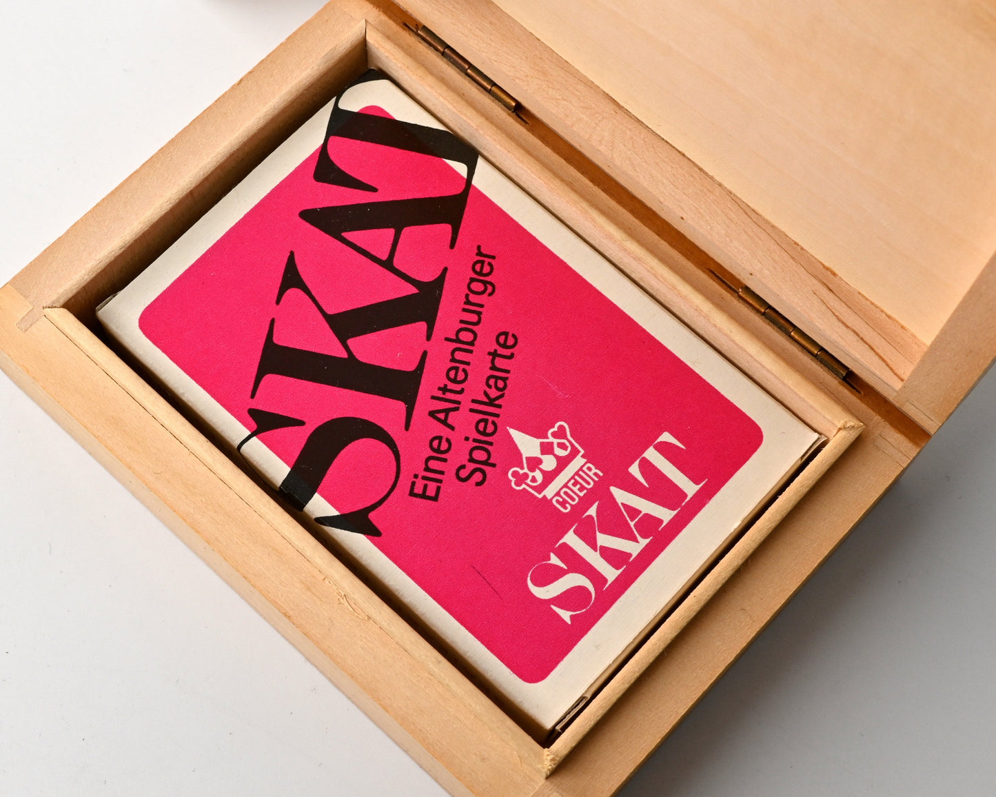 Skat-Set DDR, Altenburger Spielkarten, französisches Blatt, Holzkassette mit Rehbock, Scherenschnitt, Einzelstück, 1970er Jahre