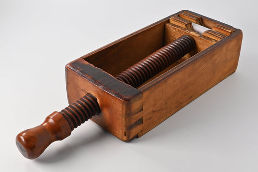 Spielkartenpresse aus Holz – handgefertigte Spindelpresse, inklusive Pressbrettchen – ca. 1890er Jahre