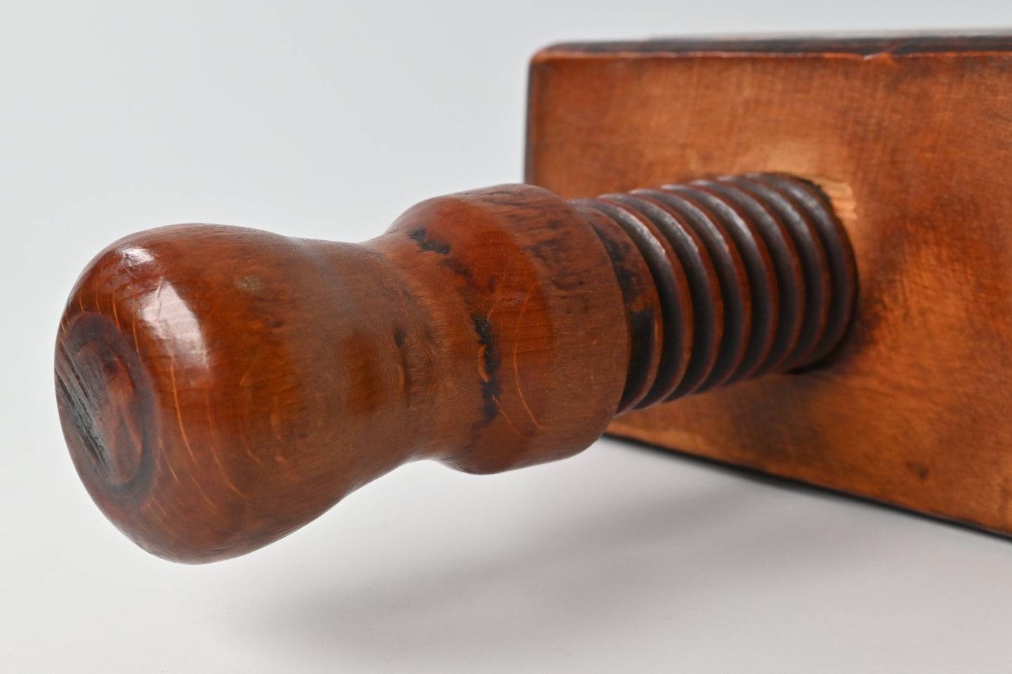 Spielkartenpresse aus Holz – handgefertigte Spindelpresse, inklusive Pressbrettchen – ca. 1890er Jahre