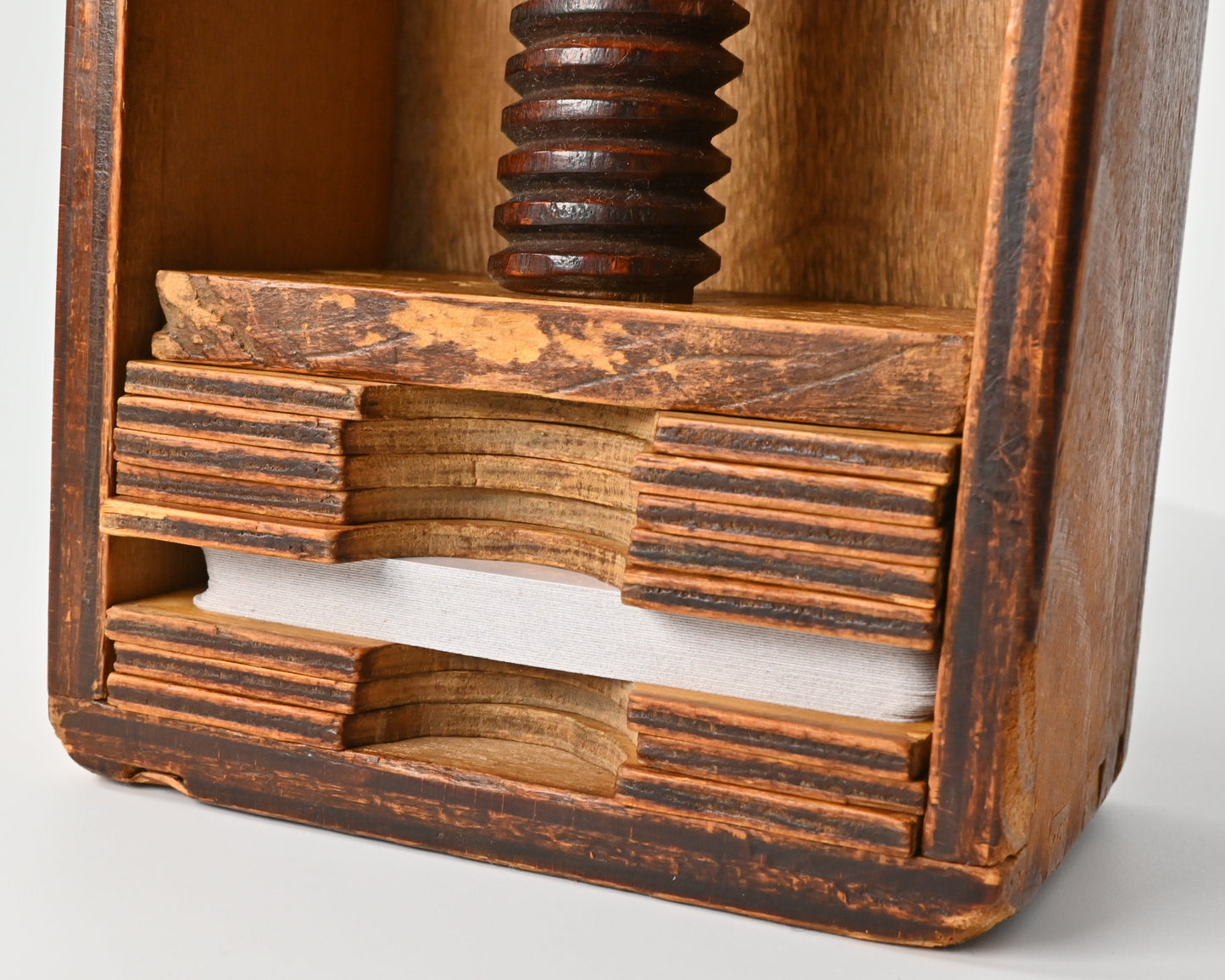 Spielkartenpresse aus Holz – handgefertigte Spindelpresse, inklusive Pressbrettchen – ca. 1890er Jahre