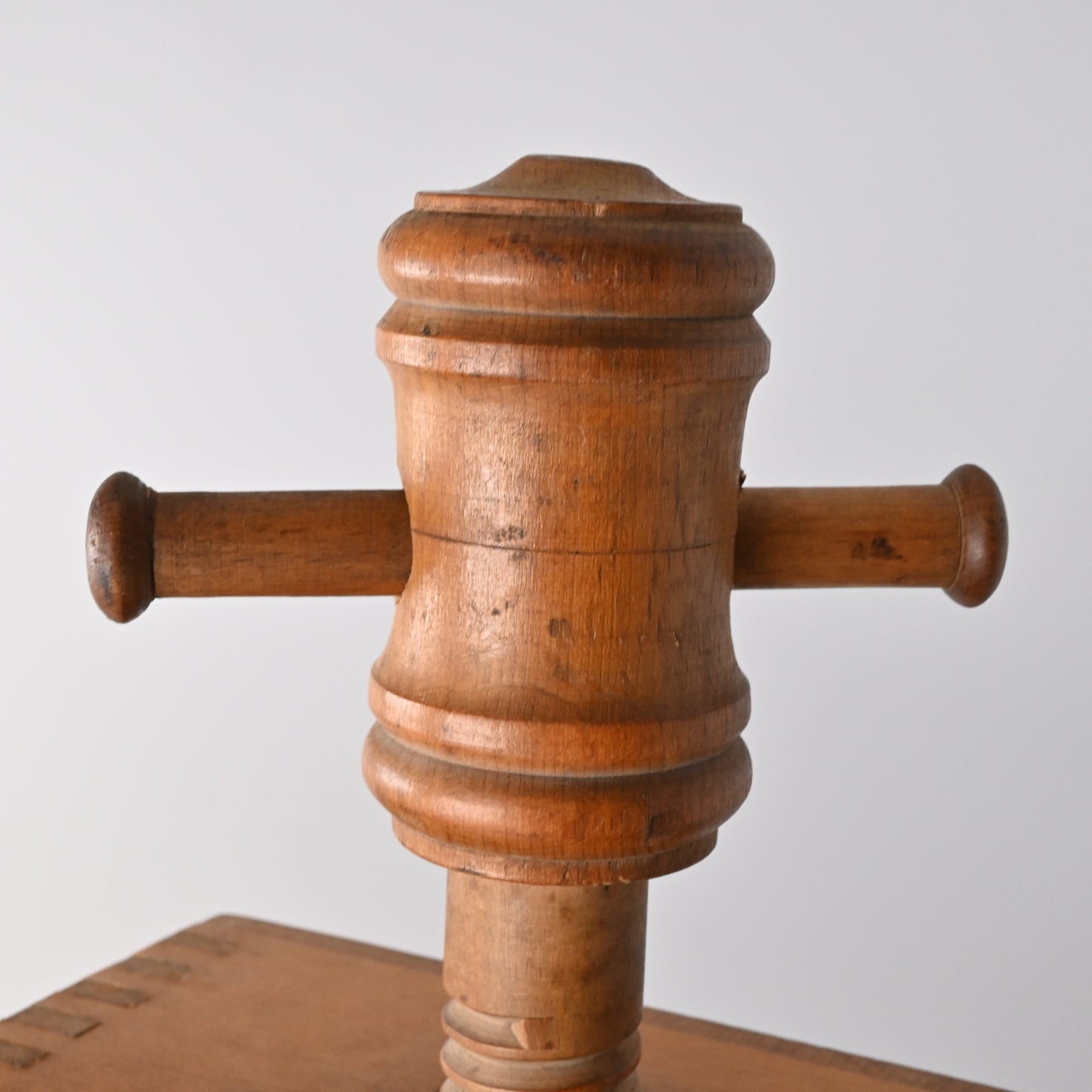 Spielkartenpresse Holz Buche mit Deckel und Metallverschluss – gedrechselte Spindel, original Zubehör – 1930er Jahre