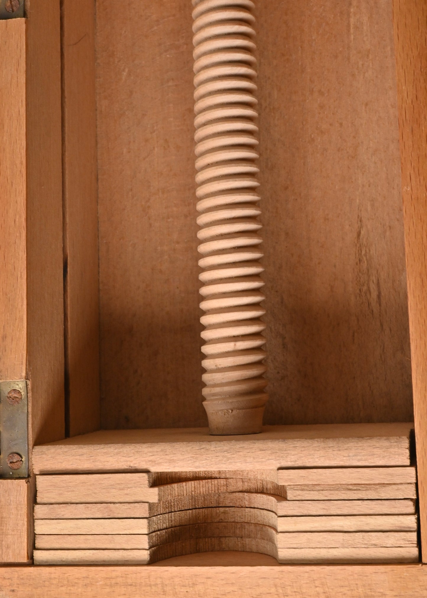Spielkartenpresse Holz Buche mit Deckel und Metallverschluss – gedrechselte Spindel, original Zubehör – 1930er Jahre