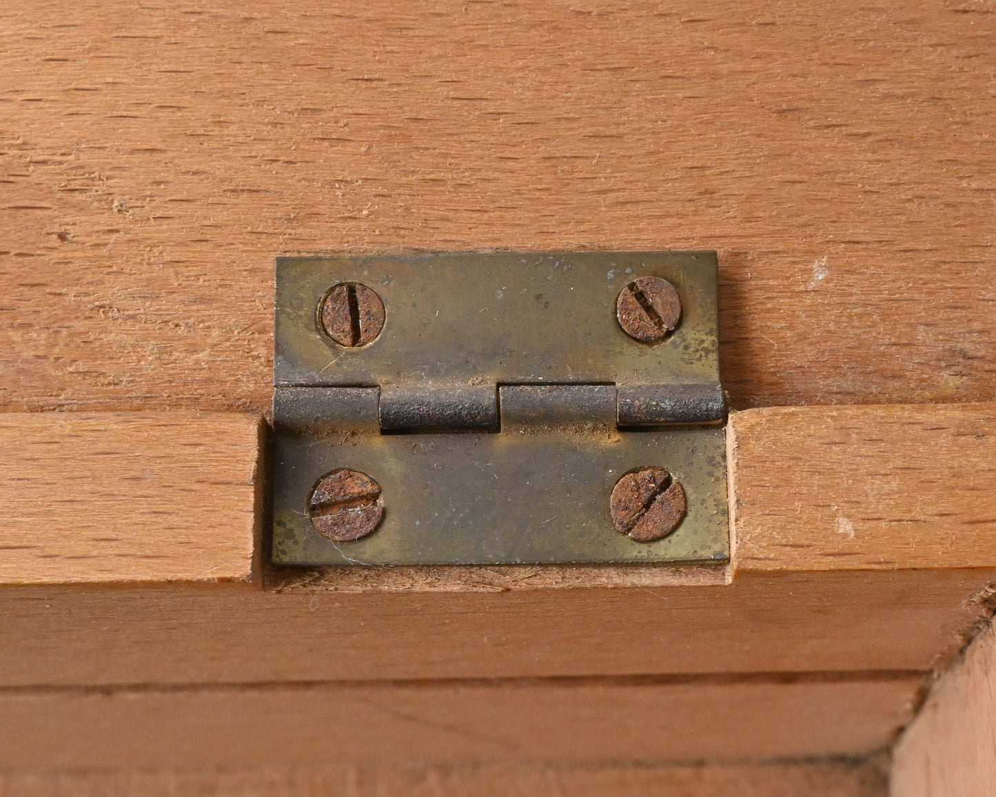 Spielkartenpresse Holz Buche mit Deckel und Metallverschluss – gedrechselte Spindel, original Zubehör – 1930er Jahre