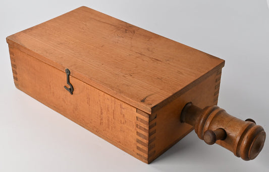 Spielkartenpresse Holz Buche mit Deckel und Metallverschluss – gedrechselte Spindel, original Zubehör – 1930er Jahre
