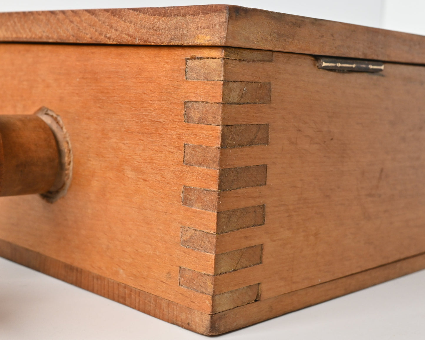 Spielkartenpresse Holz Buche mit Deckel und Metallverschluss – gedrechselte Spindel, original Zubehör – 1930er Jahre
