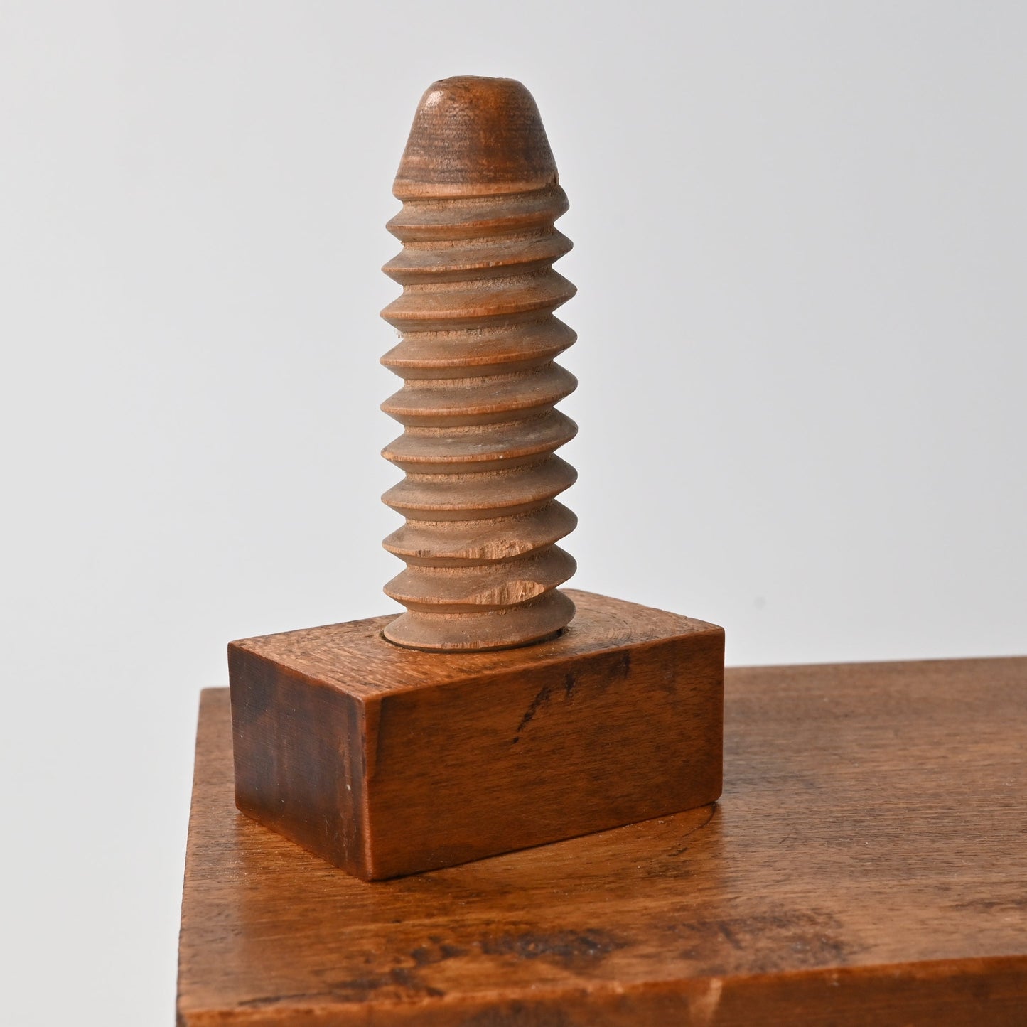Spielkartenpresse aus massivem Hartholz – handgeschnittene Schraubspindeln, historische Langbauform – 1890er Jahre