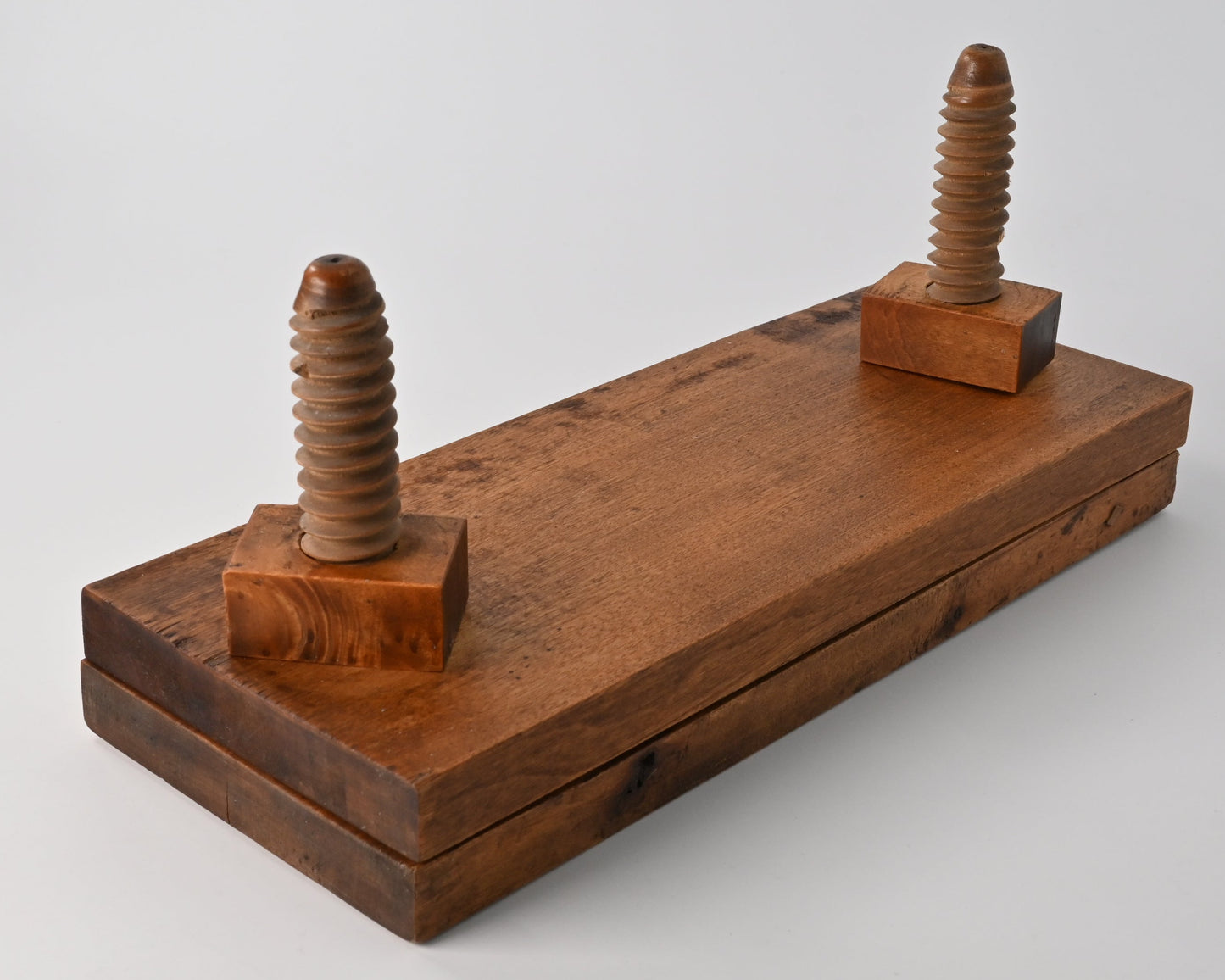 Spielkartenpresse aus massivem Hartholz – handgeschnittene Schraubspindeln, historische Langbauform – 1890er Jahre
