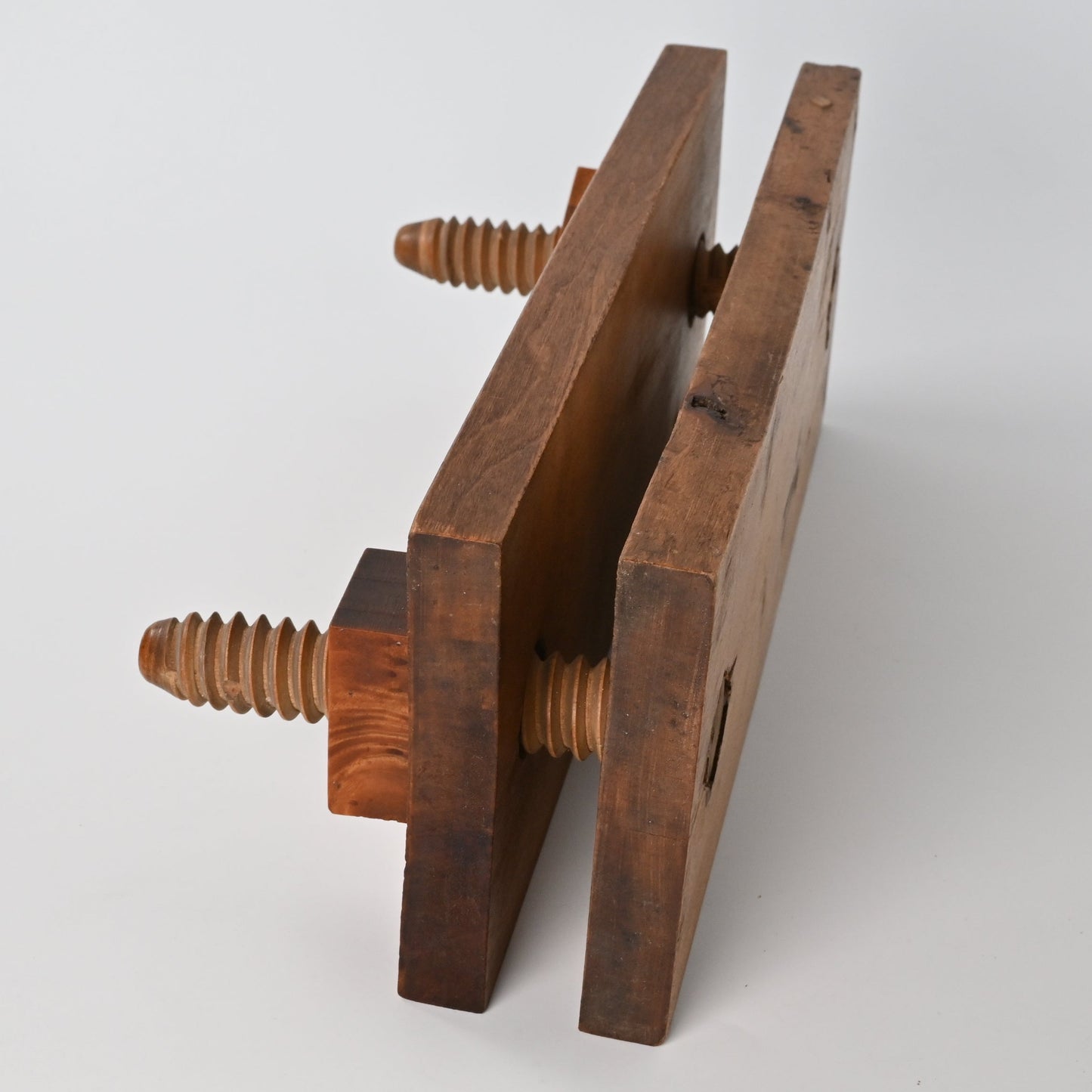Spielkartenpresse aus massivem Hartholz – handgeschnittene Schraubspindeln, historische Langbauform – 1890er Jahre