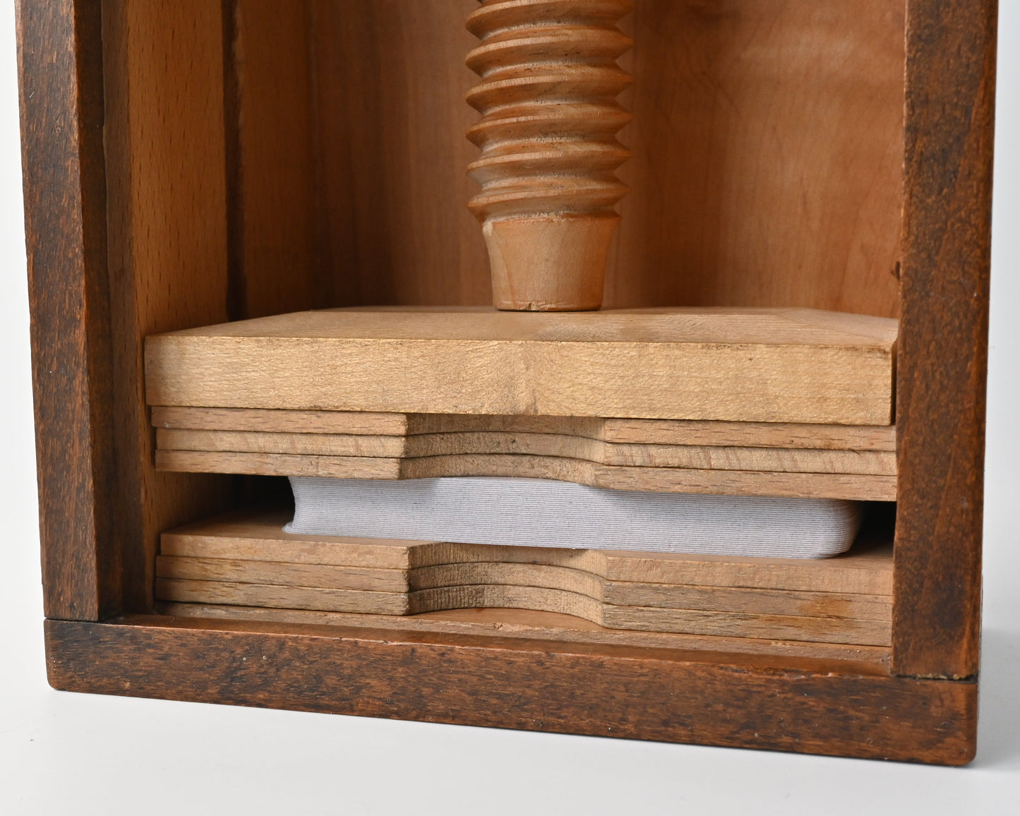 Spielkartenpresse aus Holz – gedrechselte Spindel, seltener Schiebedeckel, 6 Pressbrettchen, Einzelstück – 1890er Jahre