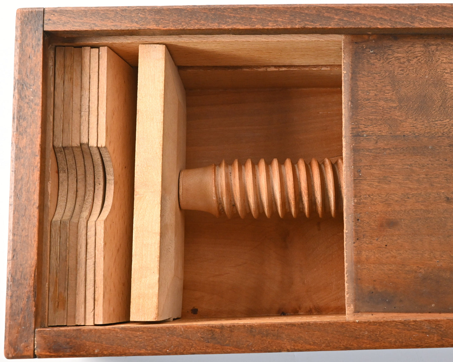 Spielkartenpresse aus Holz – gedrechselte Spindel, seltener Schiebedeckel, 6 Pressbrettchen, Einzelstück – 1890er Jahre