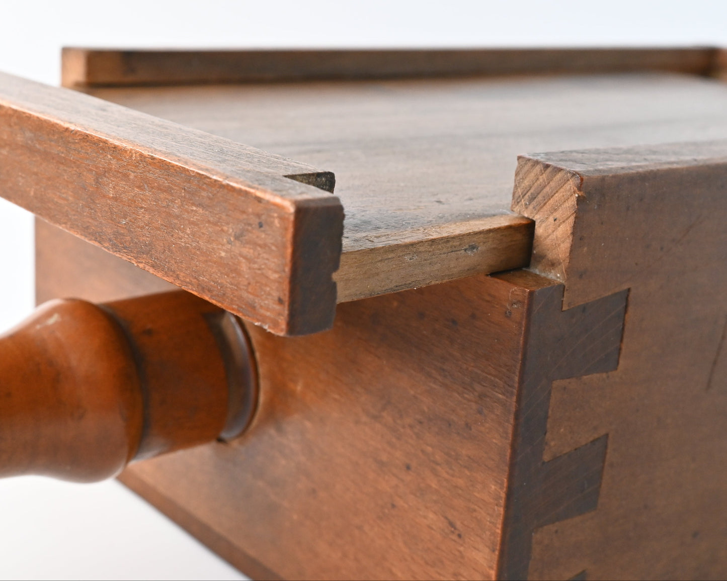 Spielkartenpresse aus Holz – gedrechselte Spindel, seltener Schiebedeckel, 6 Pressbrettchen, Einzelstück – 1890er Jahre