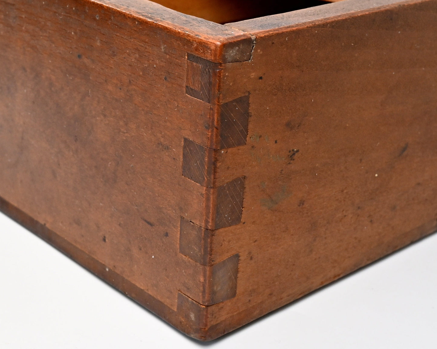 Spielkartenpresse aus Holz – gedrechselte Spindel, seltener Schiebedeckel, 6 Pressbrettchen, Einzelstück – 1890er Jahre