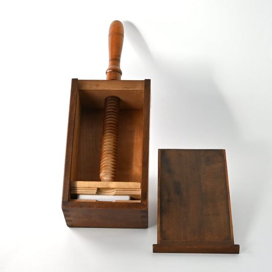 Spielkartenpresse aus Holz – gedrechselte Spindel, seltener Schiebedeckel, 6 Pressbrettchen, Einzelstück – 1890er Jahre