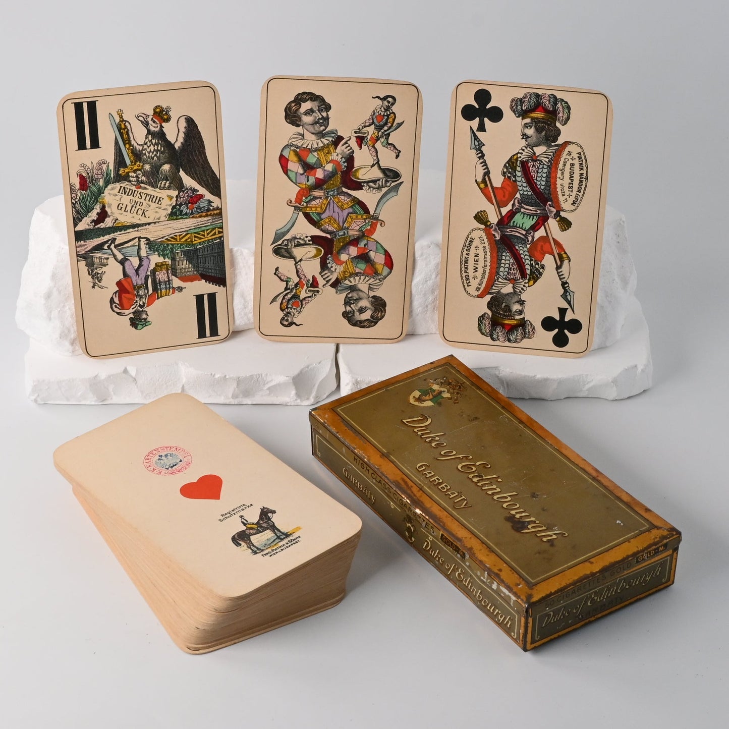 Tarockspiel – Ferdinand Piatnik & Söhne, Wien u. Budapest, 54 Blatt, k.u.k. Steuerstempel „60“, Metalltabakdose, Einzelstück – 1910er Jahre