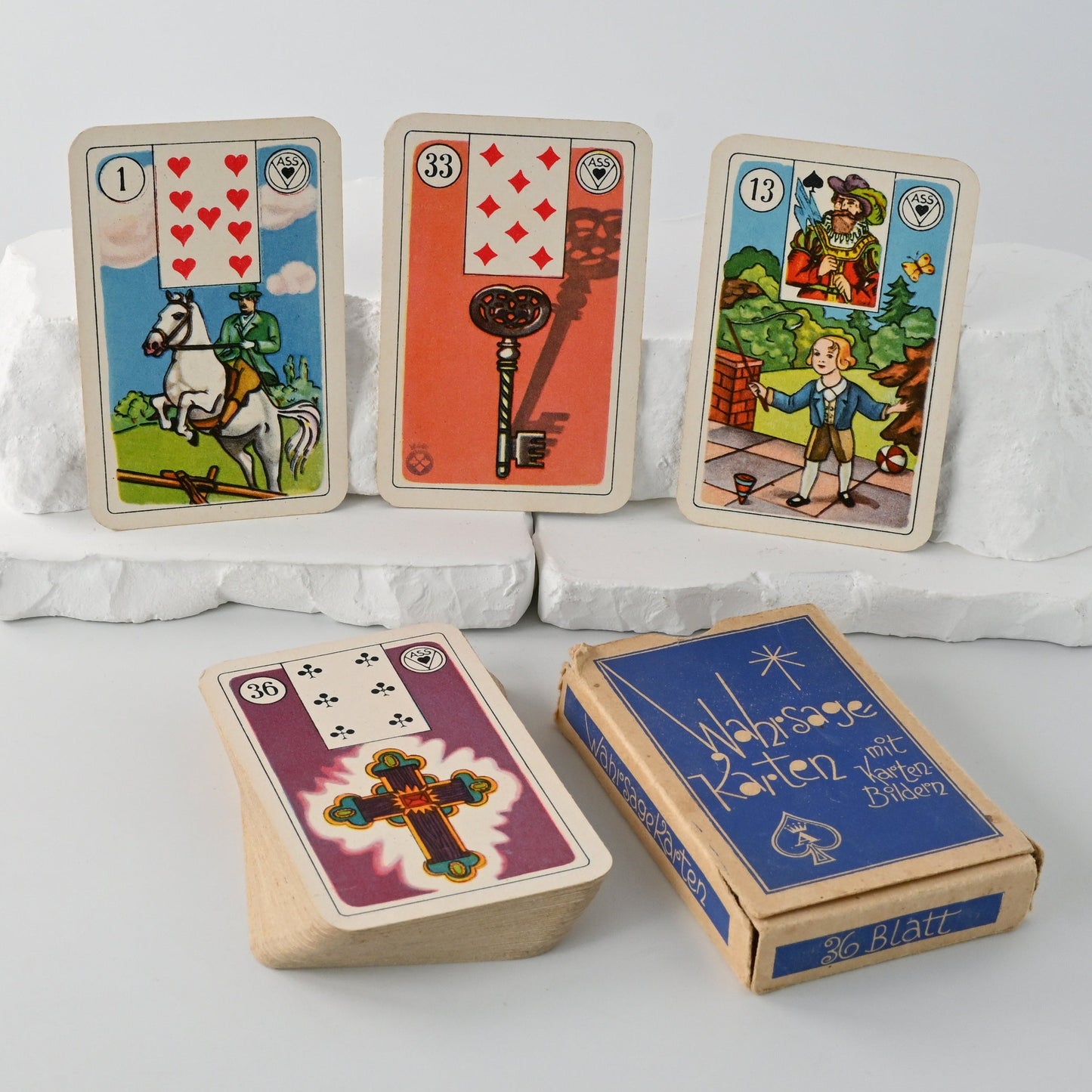 Wahrsagekarten mit Kartenbildern – Lenormand Orakelkarten, Vereinigte Altenburger & Stralsunder Spielkartenfabriken AG, Werk Ariston Detmold, 36 Blatt, Einzelstück – 1950er Jahre