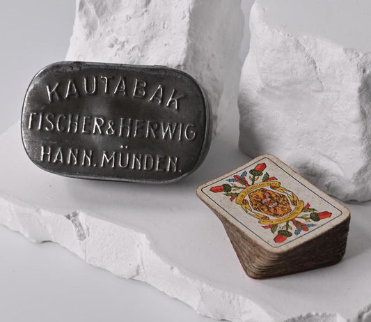 Skatspiel-Miniatur, B Dondorf Frankfurt, deutsches Blatt, feinste Doppelbilder Karte, in Blechdose, Einzelstück, 1930er Jahre